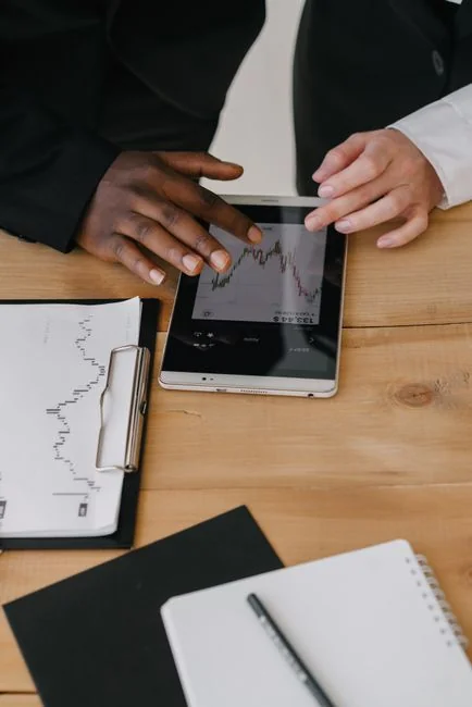 Espace de travail élégant avec ordinateur portable et écran pour le marketing sur les réseaux sociaux.